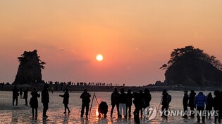 (LEAD) Popular bell-tolling event on New Year's Eve to resume after two-year hiatus