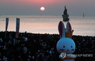 "반갑다 2023년"…부산 해운대서도 3년 만에 해맞이 행사