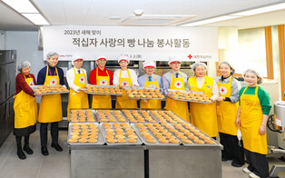 Photo of actor Ahn Jae-wook and actress So Yoo-jin volunteering drops