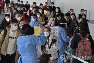 (LEAD) S. Korea to require pre-entry COVID-19 testing for travelers from Hong Kong, Macao