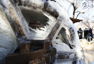 [Moment to Focus] Frozen waterwheel