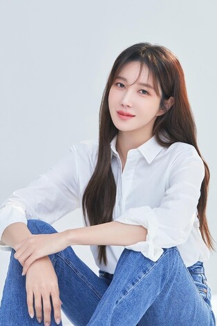 Lee Ji-ah to support IT devices for low-income children