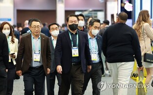 (LEAD) (CES) SK chief makes surprise appearance at CES