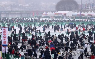 3년 만에 돌아온 화천 산천어축제…첫날 방문객 12만9천 명(종합)