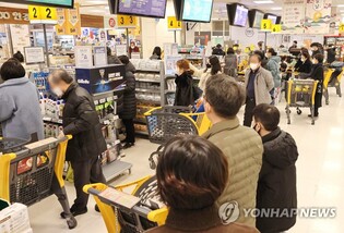 PB 가격 올리고 멤버십 혜택 줄이고…침체 대비하는 유통업계