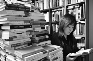 정여울 작가 "시대 어둡고 기댈 곳 없을 때 문학이 자리하죠"