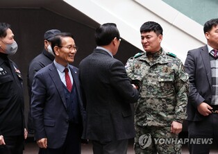 특전사복 전직 군인들, 5·18 단체 첫 방문…"역사 한 페이지"