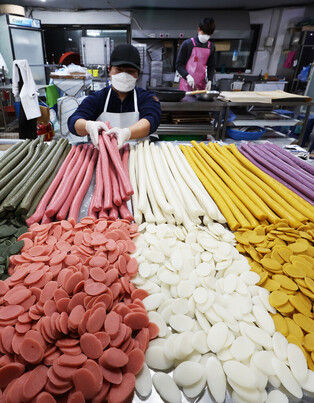 [Moment to Focus] Making Korean rice cake ahead of holiday