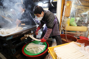 [Moment to Focus] Picking garaetteok before Lunar New Year Holiday