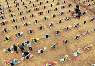 [Moment to Focus] Visit to grave before Lunar New Year holiday