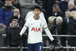 손흥민, 마스크 벗고 풀타임…토트넘은 '북런던 더비' 완패