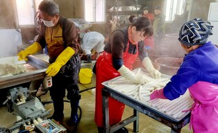 [픽! 세종] "불우이웃에게 전달할 떡국떡 만들어요"