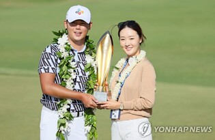 (LEAD) Latest PGA Tour winner thanks golfer wife for unwavering support