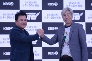Photos of Bae Cheol-soo and Koo Chang-mo during press conference