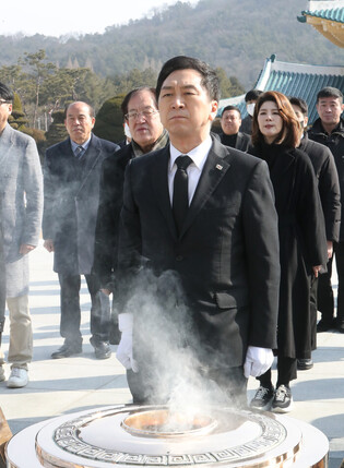 Front-runner in ruling party's leadership race
