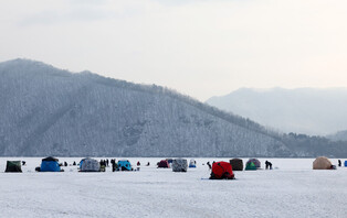 [Moment to Focus] Ice smelt fishing on frozen river