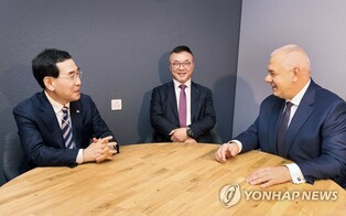 (LEAD) S. Korea discusses nuclear power cooperation with Poland, Czech Republic