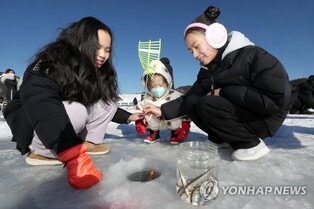 "잡았다" 환호 "놓쳤다" 탄식…인제빙어축제 3년만에 '귀환'