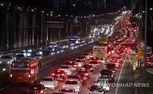 귀성길 정체 대부분 풀려…서울→부산 4시간 30분