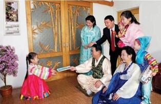 북한도 설맞이…대이동 없지만 떡국 차례상에 민속놀이도