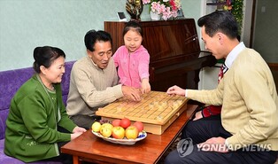 북한도 설맞이…대이동 없지만 떡국 차례상에 민속놀이도(종합)