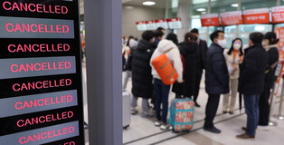 [Moment to Focus] Heavy snow causes flight cancellations