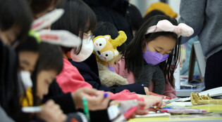 [Moment to Focus] Children writing letters