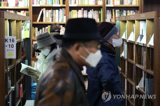 [마스크 해제] "벗어도 돼요?"…극장·서점가·박물관 착용 여전(종합)