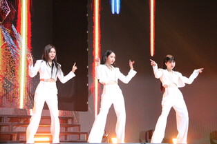 VIVIZ performing 'PULL UP' during media showcase for 3rd mini album 'VarioUS'