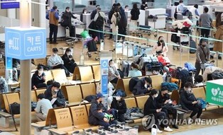 (LEAD) S. Korea's new COVID-19 cases rise to over 20,000 after eased indoor mask rules