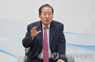 홍준표 "난 '사진 찍자'는 탤런트 요청 거절…부적절해"