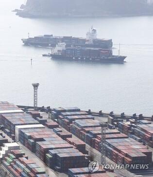 (LEAD) S. Korea's current account turns to black in Dec. but sharply smaller than prior year