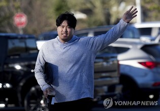 류현진, MLB 토론토 스프링캠프 첫날 출석…보 비셋과 포옹인사