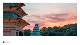 흑백 세상 속 미륵사지와 석탑…익산으로 떠나는 시간여행