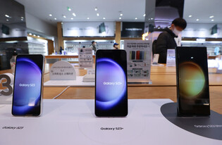 [Moment to Focus] Samsung releases Galaxy S23 phone globally