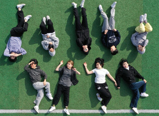 [Moment to Focus] Stretching under spring sun