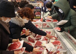 (LEAD) Economic slowdown to continue on slumping exports, higher inflation: finance ministry