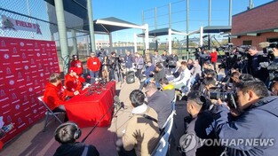 [WBC 캠프] 취재진 70명 몰고 다니는 오타니…'목소리를 들려줘!'