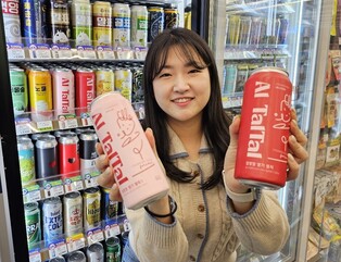 CU, '제철 과일' 딸기 주류 3종 출시…가벼운 도수 취향 공략