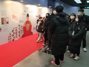 한류 역사 공부에 인증샷도…발길 이어진 국가브랜드업 전시회