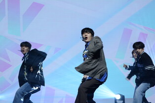 Performance photo from HAWW's debut media showcase for 'HOW R U'