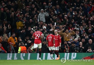 맨유, UEL 16강으로…'박지성 시절' 이후 15년 만에 바르사 격파