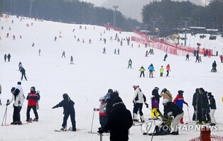Festival venues, tourist attractions, and mountains in S. Korea teeming with visitors to enjoy last-minute winter