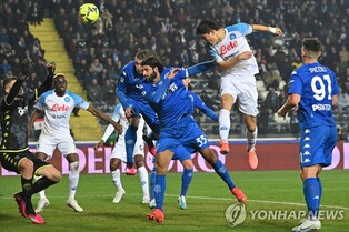 김민재 골대 강타＋철벽 수비…나폴리, 1명 퇴장에도 8연승 행진