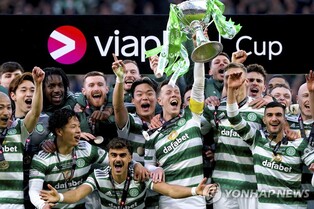 오현규, 유럽 이적 한 달 만에 우승 트로피…셀틱 리그컵 정상