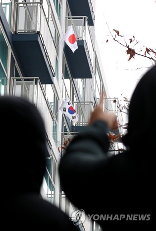 일장기 내건 세종주민, 항의 이웃 상대로 경찰에 수사 의뢰