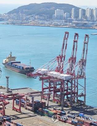 (LEAD) S. Korea's growth sharply slows in 2022 amid recession woes: BOK's preliminary data