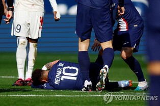 '발목 부상' 네이마르, 결국 수술대로…"더 강해져 돌아오겠다"