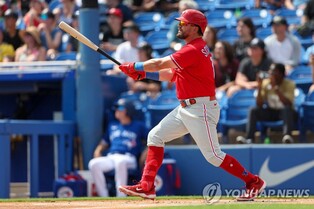 MLB 수비시프트 사라지니 좌타자 펄펄…타율 약 2푼 상승