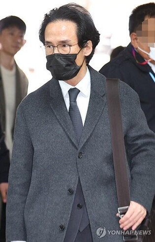 Hankook Tire chairman attends court hearing on his arrest warrant